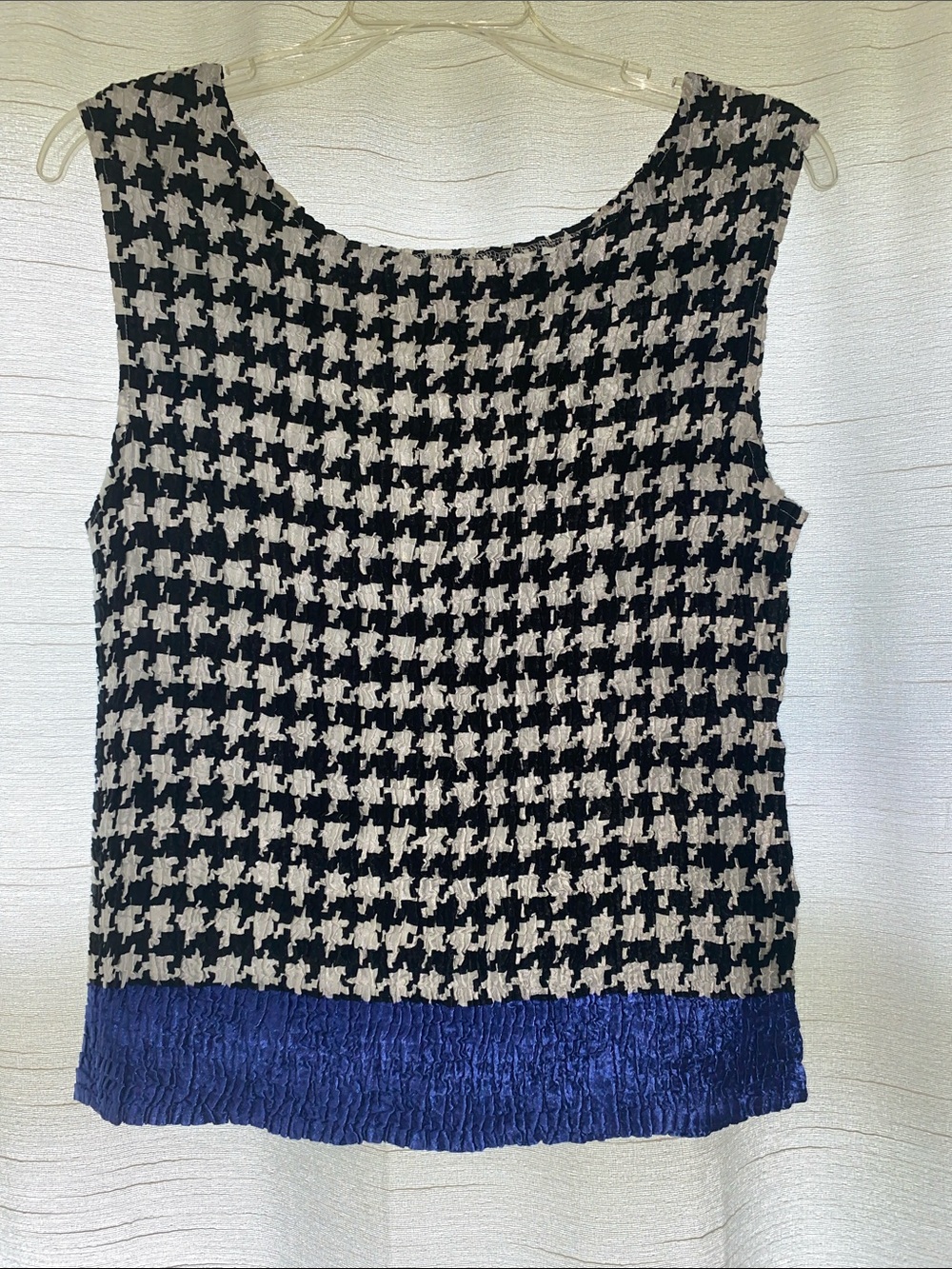 Casual Corner • Houndstooth • Medium • Top